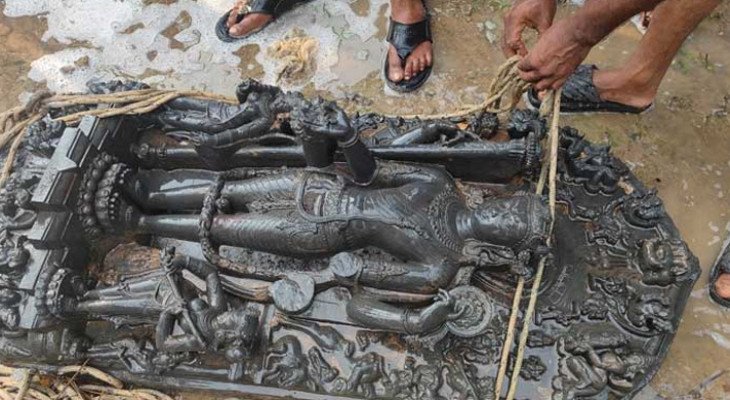 বগুড়ায় ৫ মণ ওজনের কষ্টিপাথরের মূর্তি উদ্ধার, গ্রেপ্তার ২